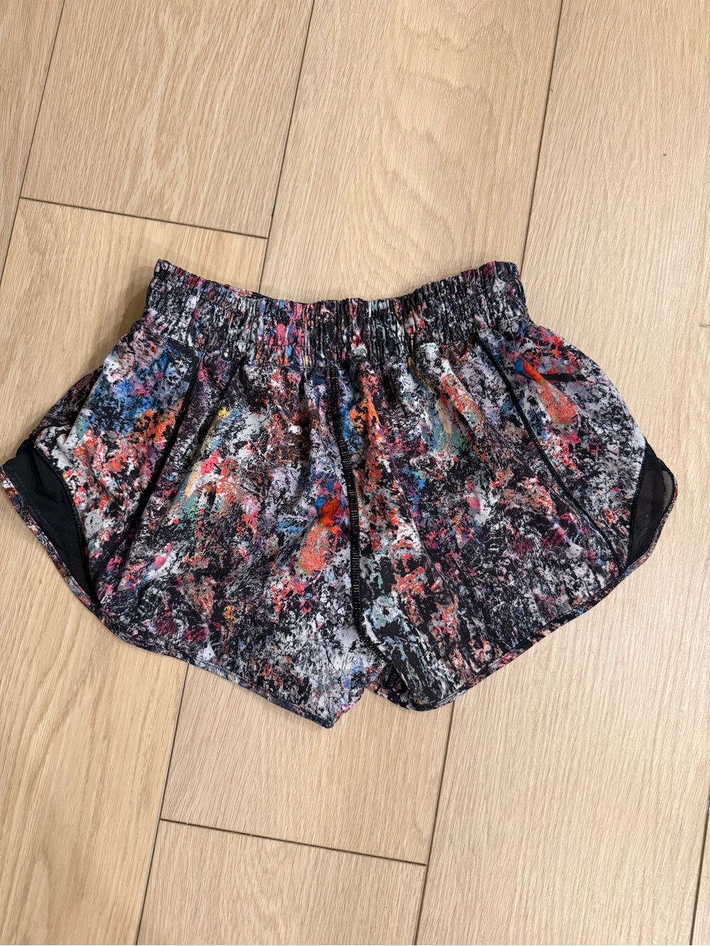 Lululemon Hotty Hot Short II 2.5" Vitalize Multi Black Size 4 Womens
